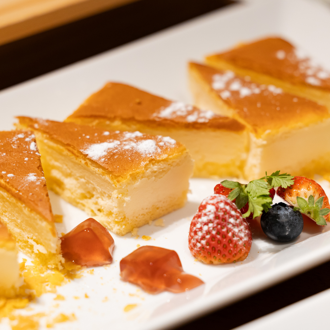 The HARBOR SAPPORO（ホテルアベスト札幌）のホテルビュッフェで食後のデザートに楽しめる、女子旅やスイーツ好きに大人気のしっとり濃厚な特製チーズケーキ食べ放題