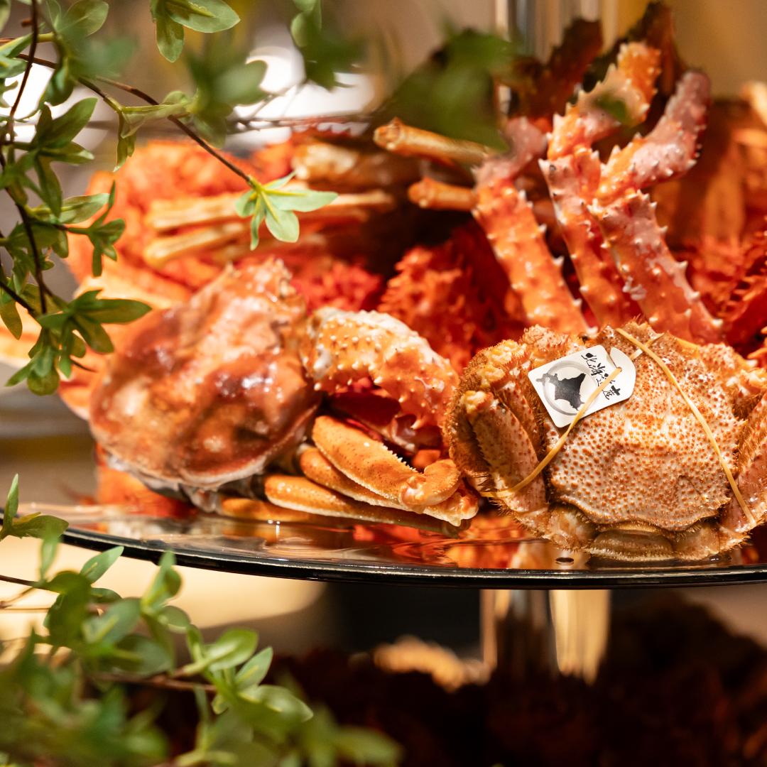 The HARBOR SAPPORO（ホテルアベスト札幌）の目玉、札幌・すすきのエリアで地域最安値に挑戦するカニ食べ放題バイキング。タラバガニ・毛ガニ・紅ズワイガニ・花咲ガニなど旬の蟹が日替わりで並ぶ贅沢なホテルビュッフェ