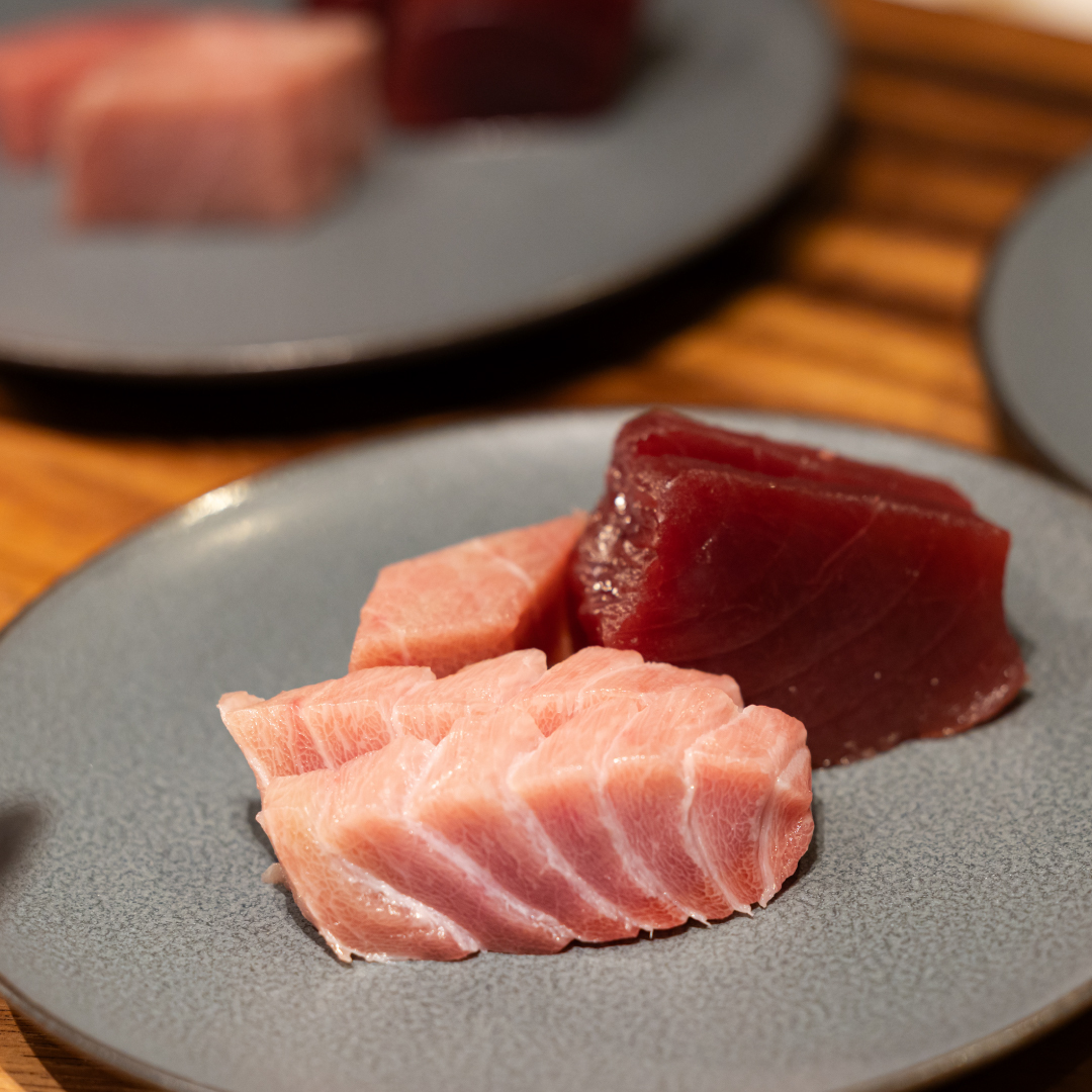 The HARBOR SAPPORO（ホテルアベスト札幌）が誇る、日本屈指の鮪の街・清水港から直仕入れした高級天然南マグロ。濃厚な旨味の赤身やトロをお刺身や寿司、海鮮丼で心ゆくまで堪能できる札幌・すすきののホテルビュッフェ