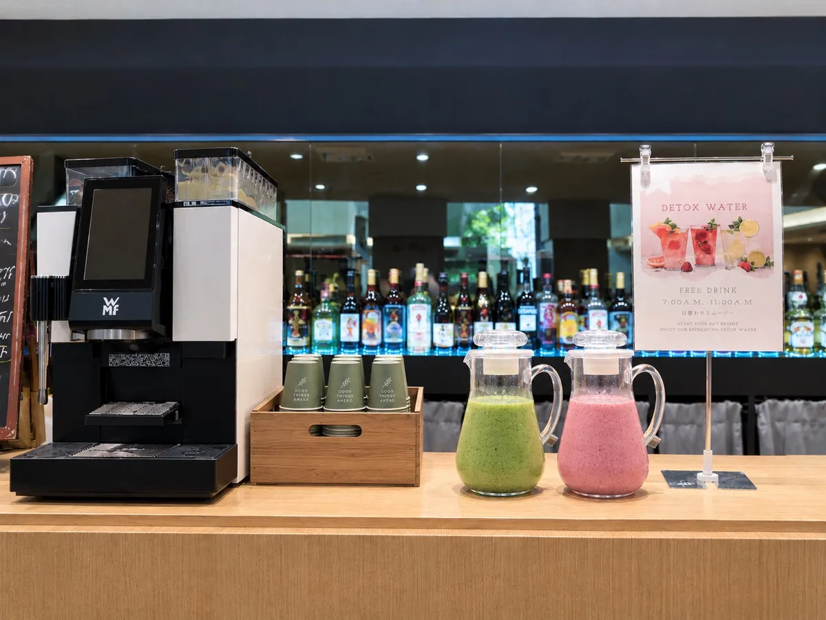 モーニング・ドリンクのスムージーとコーヒーマシン