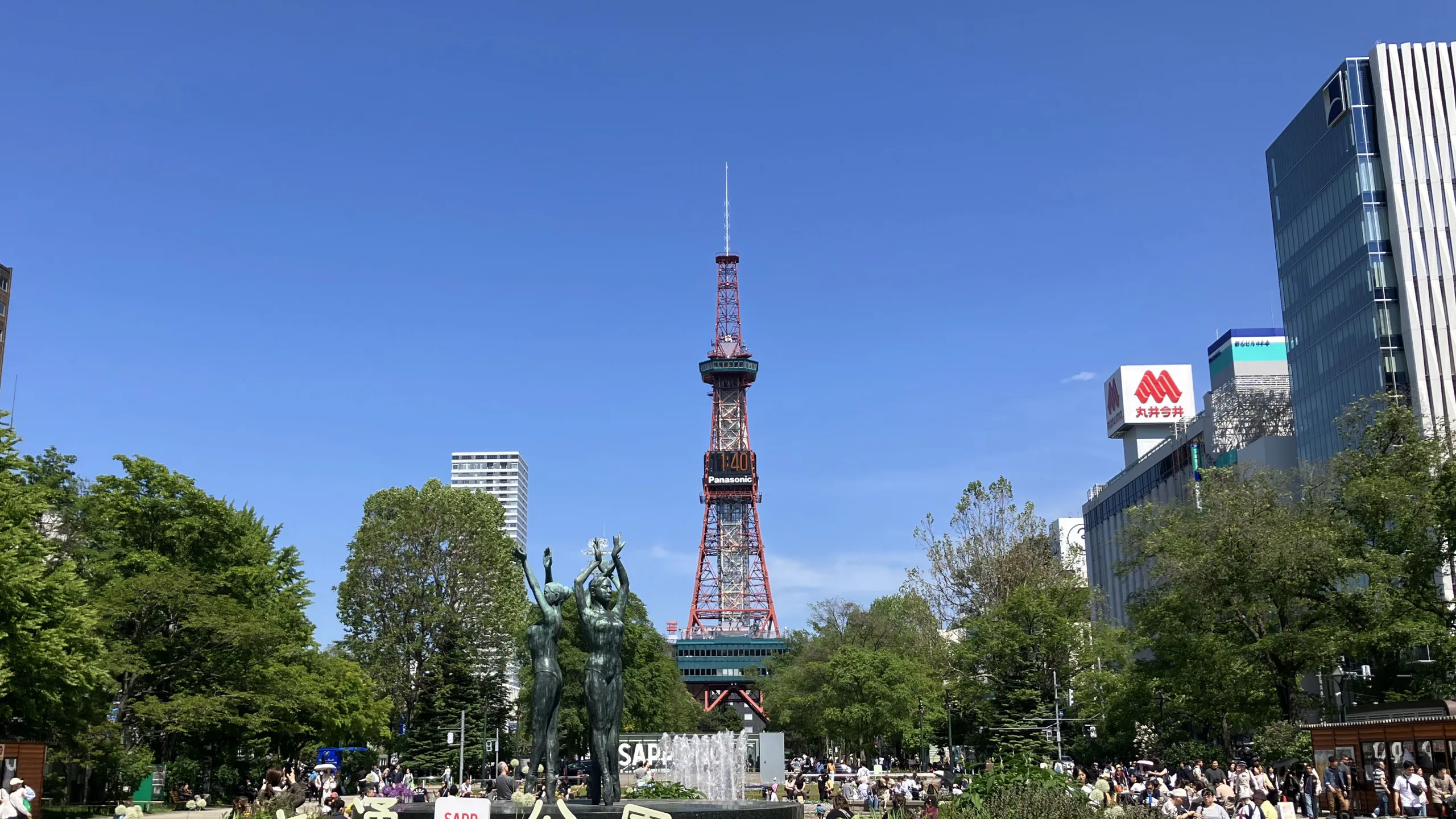 青空の下のさっぽろテレビ塔と大通公園