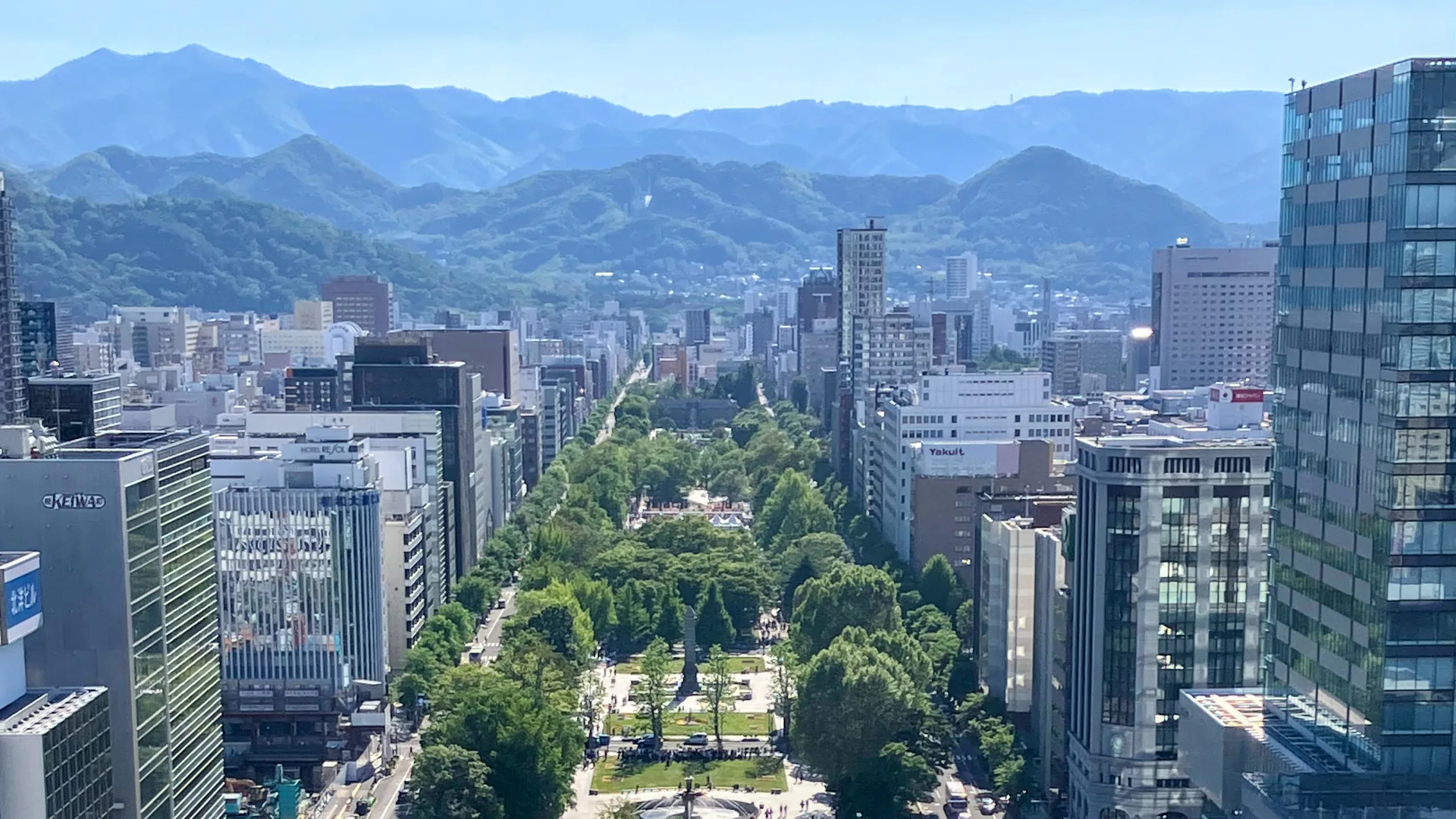 高い所から見下ろした大通公園と札幌の街並み