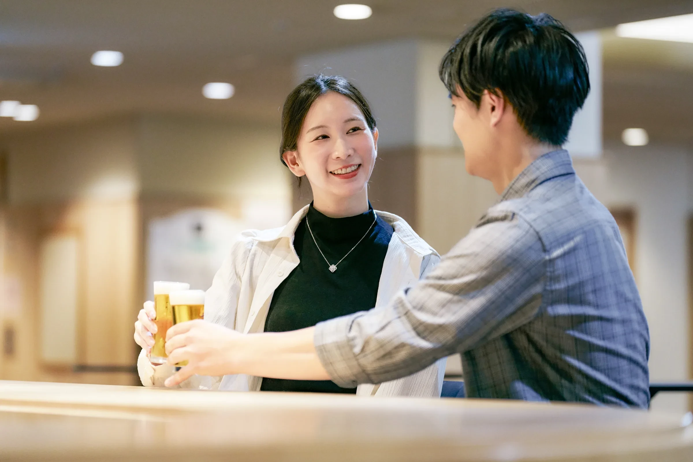 ハッピーアワーで生ビールを楽しむ様子